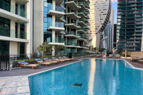 SIMPLY COMFORT in Missoni Top Floor with Sea, Canal and Burj Khalifa Views
